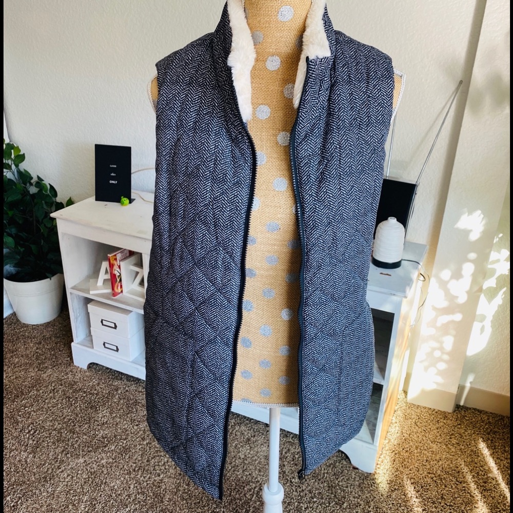 Black and white puffer vest w/fluffy cream inside